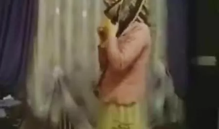 سامانتا یک سیگار روشن را بین انگشتان خود دانلود بازی های سکسی برای اندروید درج کرد و به سمت عقب می کشد