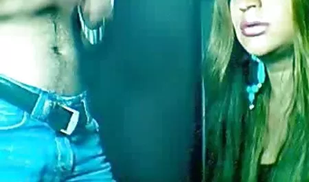 یک خانم بهترین بازی سکسی برای اندروید در کرست یک ماساژ وابسته به عشق شهوانی به مرد داد