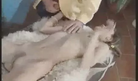 یک مرد سخت دانلود بازی های سکسی اندروید دوست دختر سبزه سکسی خود را در حمام لعنتی و پاهای او را لمس کرد