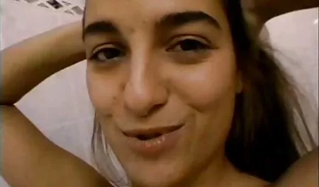 مردی که زیبایی را به رختخواب گره زده ، گربه خود دانلود بازی های xxx را با ویبراتور نوازش می دهد
