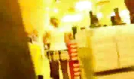 جوجه در روز سال نو از پسران خود از blowjob بسیار خوبی برخوردار شد دانلود بهترین بازی های سکسی