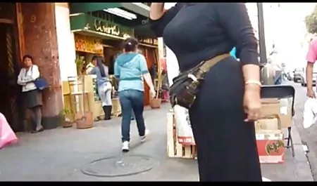 معشوقه سیگاری در مورد چگونگی سست دانلود بازی های سکسی برای اندروید شدن پاهای او توسط برده ای که به زنجیر بسته شده است وزوز می زند