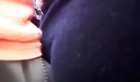 این دختر گره خورده بود و قلاب فولادی را به داخل مقعد بازی های سکسی کم حجم کشاند
