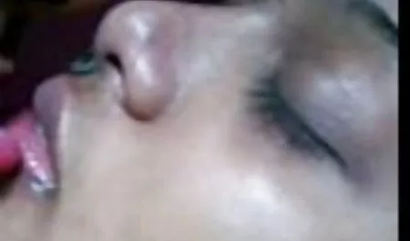 این دختر با شور و شوق گربه خود را با یک اسباب بازی سیاه در مقابل وب کم دانلود بازی سکسی با کیفیت می بندد